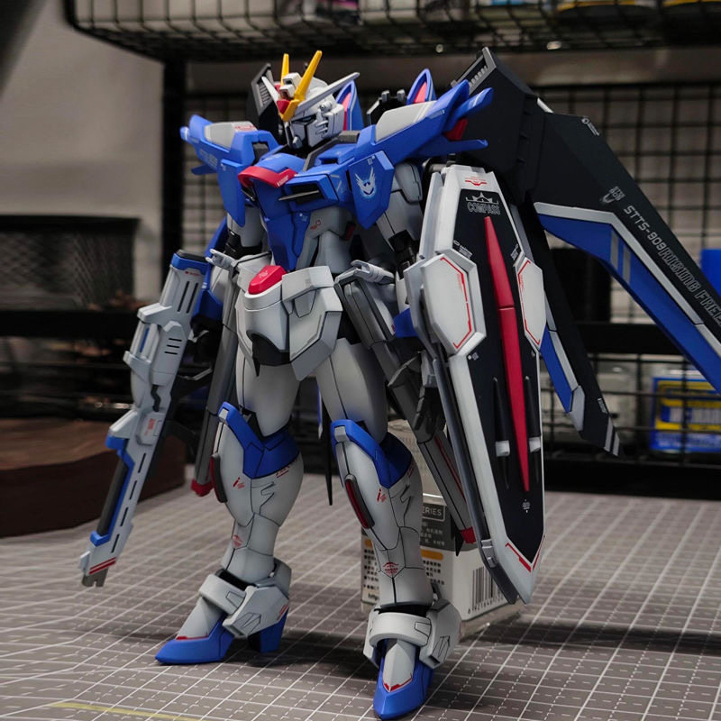 Kit de Modelo de Plástico a Es - Bandai Gundam Rg reseña y precio